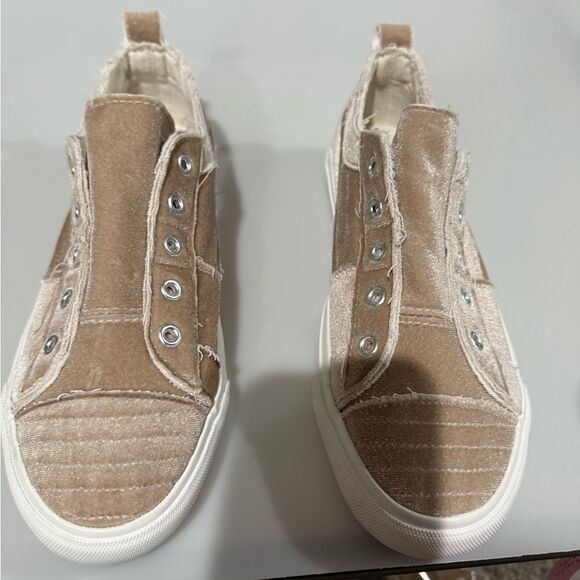 New Corkys Tan Canvas Sneakers with Elastic Panels - Picture 1 of 5